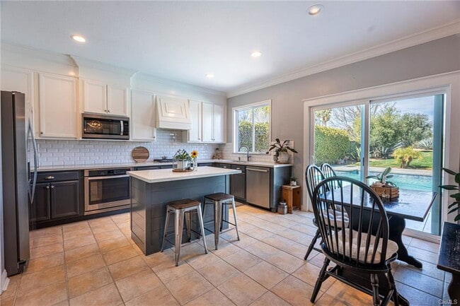 Foto del edificio - 28201 Springvale Ln