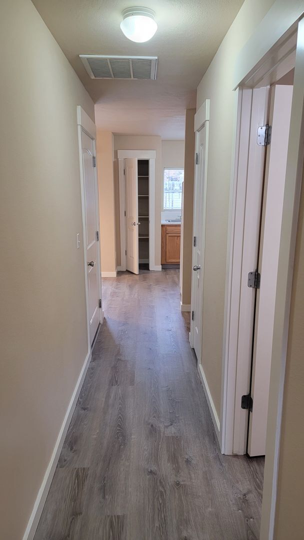 Building Photo - Douglas Duplex - Godfrey