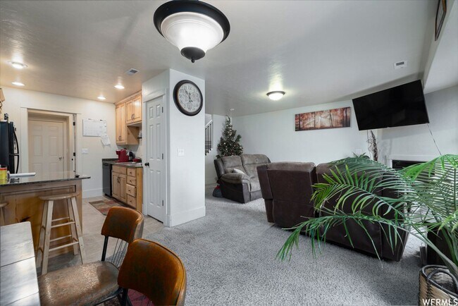 Foto del edificio - Spacious Vernal Townhome