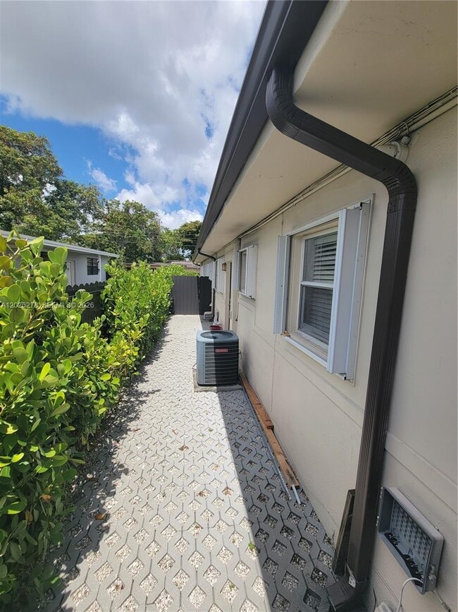 Building Photo - 1052 SW 79th Ave