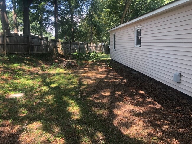 Building Photo - Pet-friendly, inviting home with open floo...