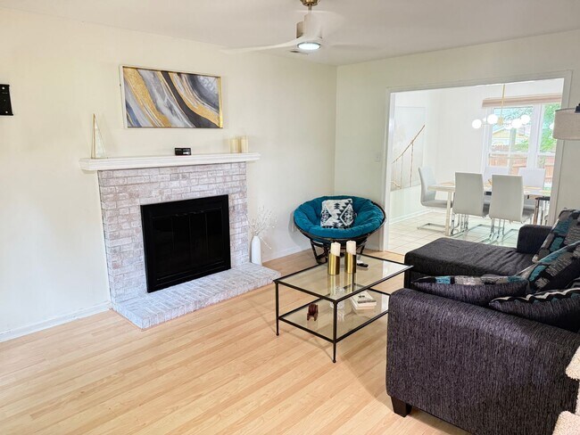 Building Photo - Spacious 3BR Home with Fenced Yard & Outdo...