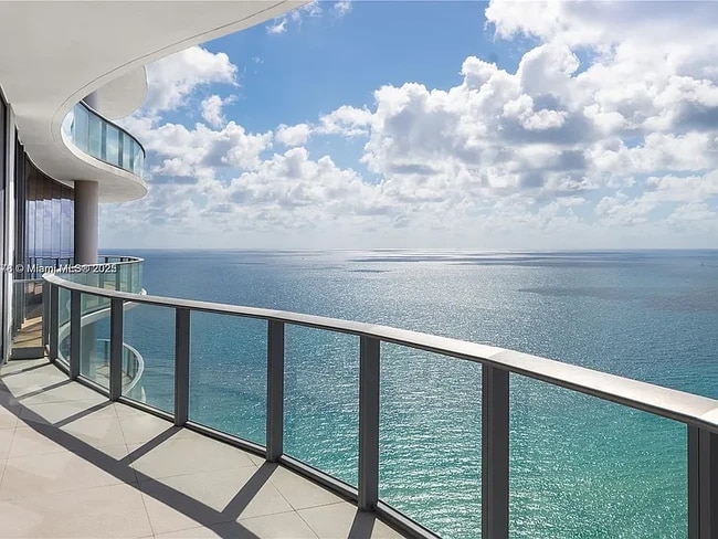Building Photo - 17475 Collins Ave