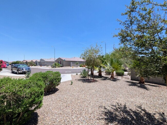 Foto del edificio - 6952 W Golden Ln