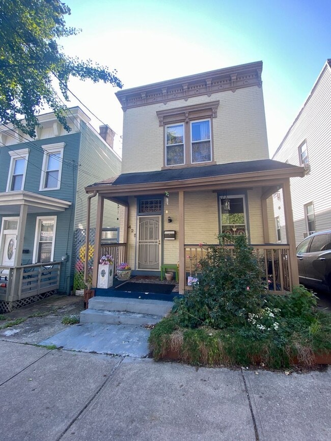 Building Photo - 425 Warner St