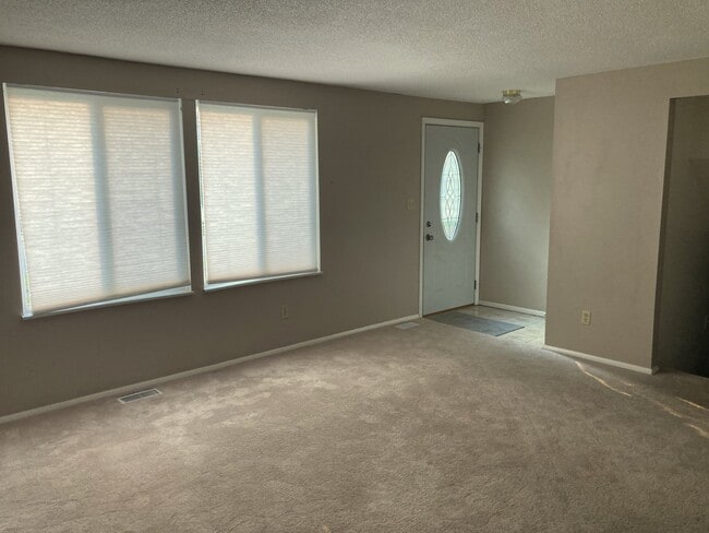 Building Photo - 585 Meadowview Ln