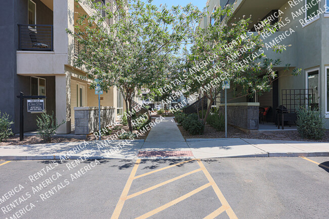 Building Photo - 2 Bed 2.5 Bath Resort Style Living W/2 Car...