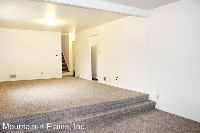 Building Photo - 3 br, 1 bath House - 220 E. Stuart Street