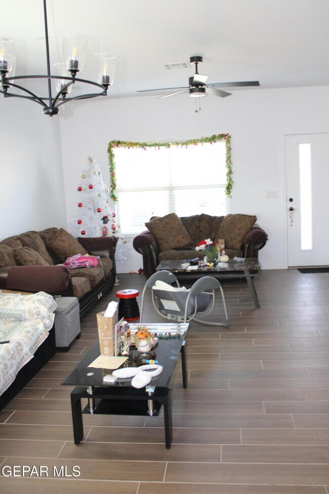 Foto del edificio - 15220 Ambition Ave