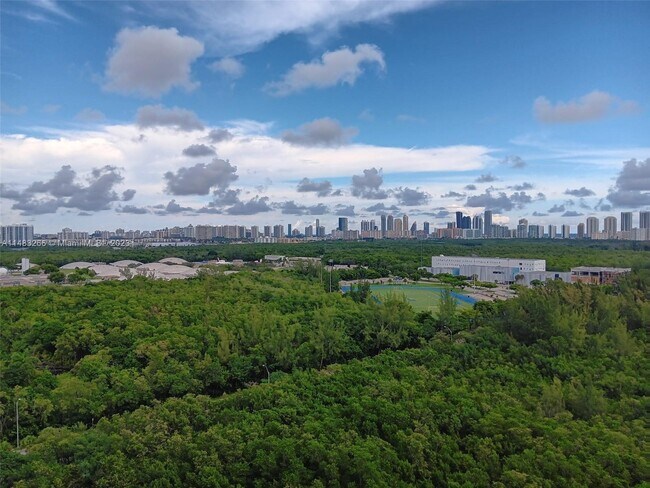 Foto del edificio - 14951 Royal Oaks Ln