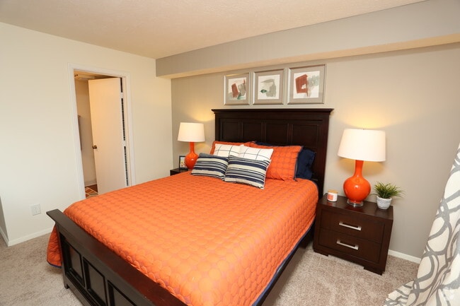 2BR, 2BA - 1,000 SF - Bedroom - Chinoe Creek