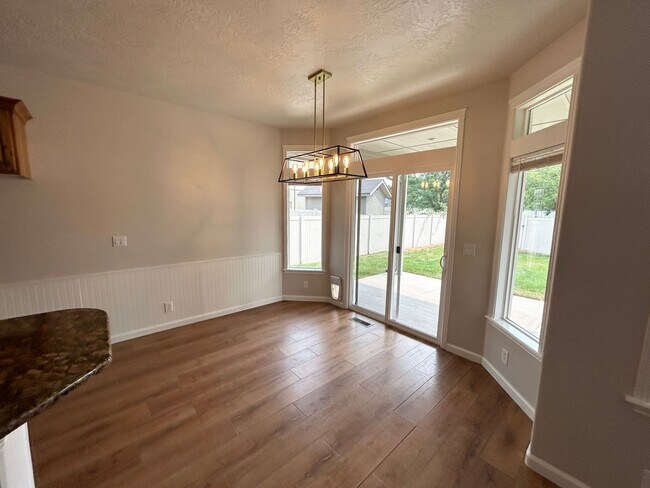 Foto del edificio - Spacious Saddlebrook Home with Bonus Room, Office & No Rear Neighbors