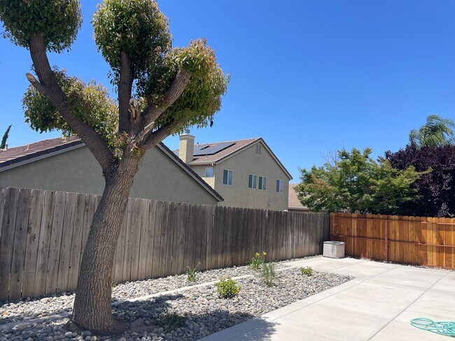 Building Photo - Ideal 4br/2ba single story with chefs kitchen