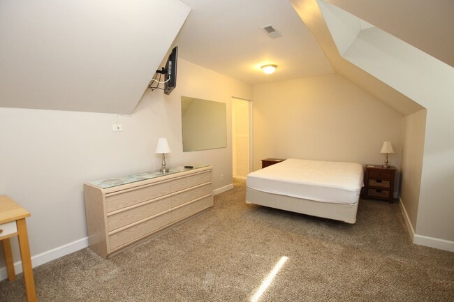 Building Photo - Garage apartment located close to area sho...