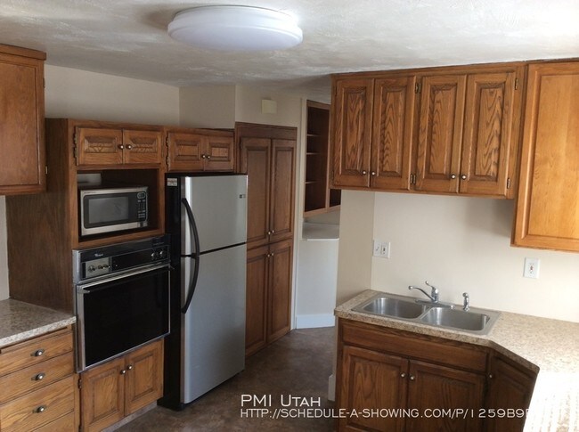 Building Photo - Darling Duplex in Provo