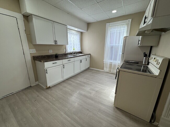 Foto del edificio - 3 Bedroom 2 Bath Where Timeless History Meets Modern Living!