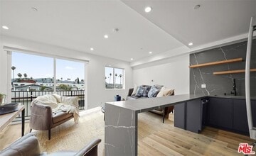 Building Photo - 849 N Mariposa Ave