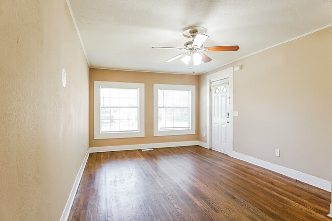 Building Photo - 1149 Skyline Dr