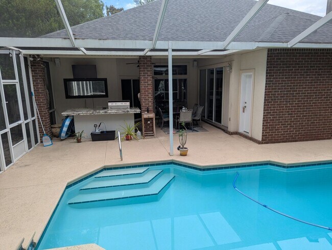 Foto del edificio - Live Exceptionally in an Elegant 4-Bedroom...