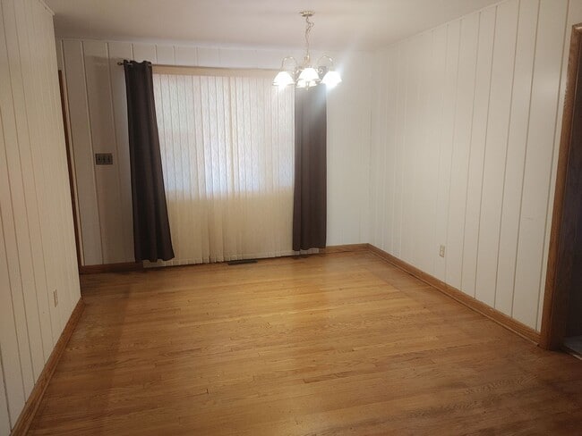 Building Photo - Room to Roam