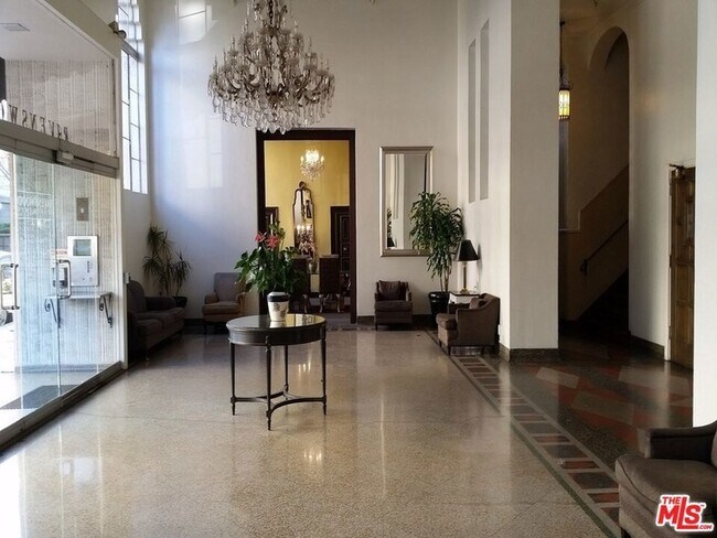 Foto del edificio - 570 N Rossmore Ave