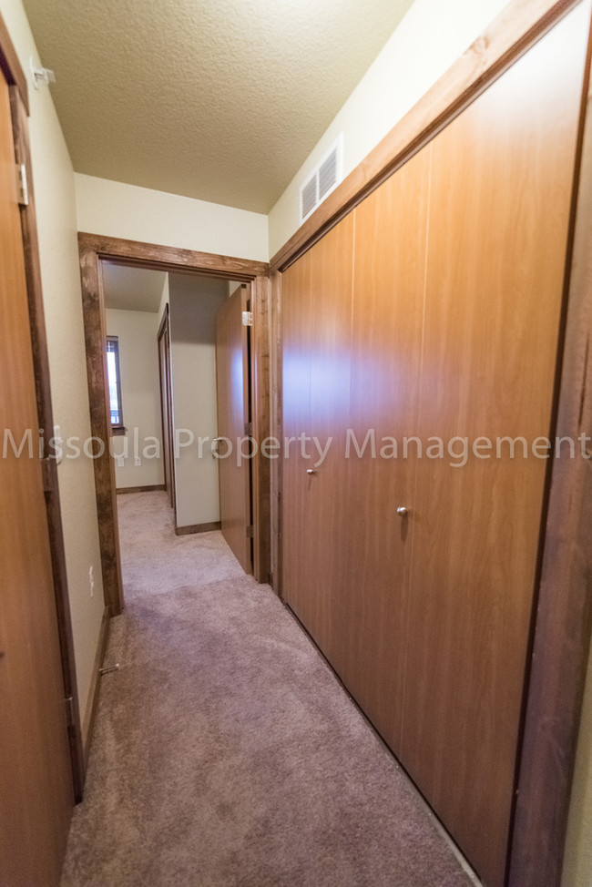Building Photo - 555 S Catlin St