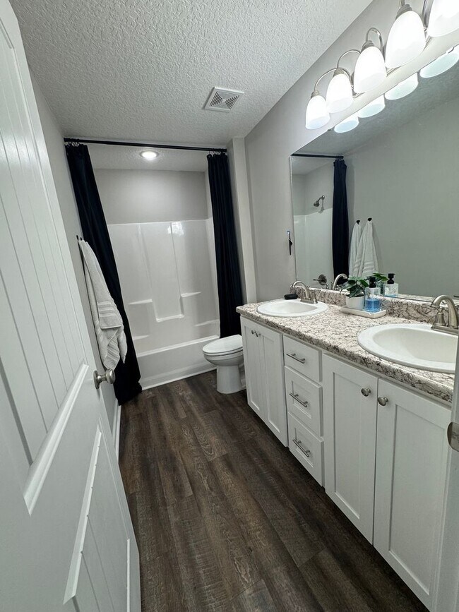 Building Photo - 465 Church Cir