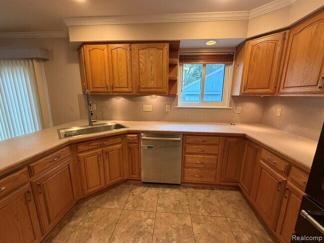 Foto del edificio - 3245 Parker Dr