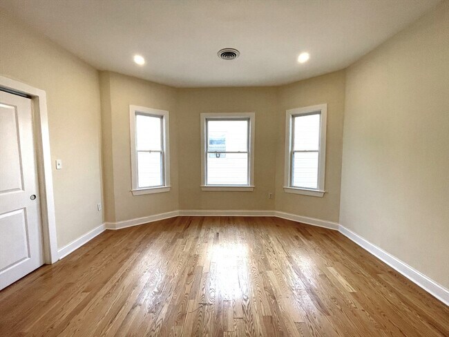 Building Photo - 122 Bellingham St