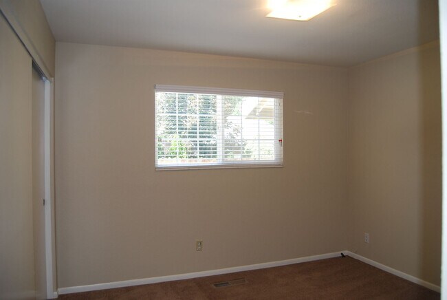 Building Photo - 4 Bedroom Home in Southwest Reno!