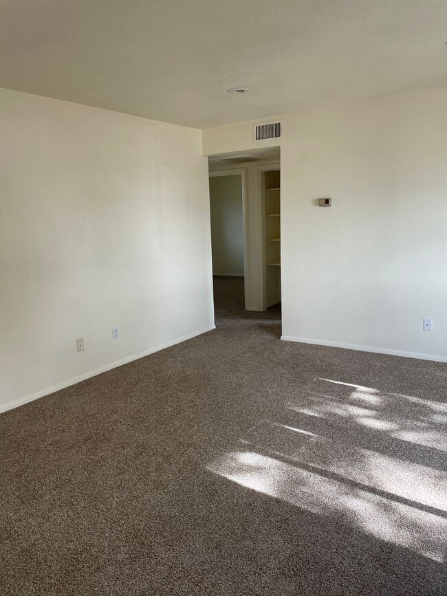 Building Photo - 3 br, 1 bath House - 301 S Sycamore (405)
