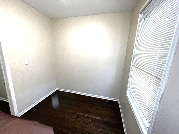 Foto del edificio - 2879 E 77th St