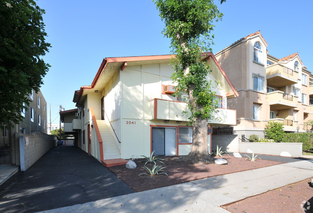Foto del edificio - 2041 Beloit Ave