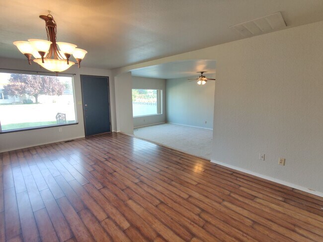 Foto del edificio - Central Pasco Duplex for Rent