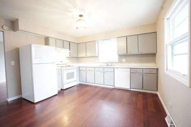 Building Photo - 44 N Alfred Ave