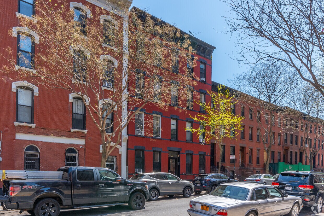Building Photo - 167 Waverly Ave