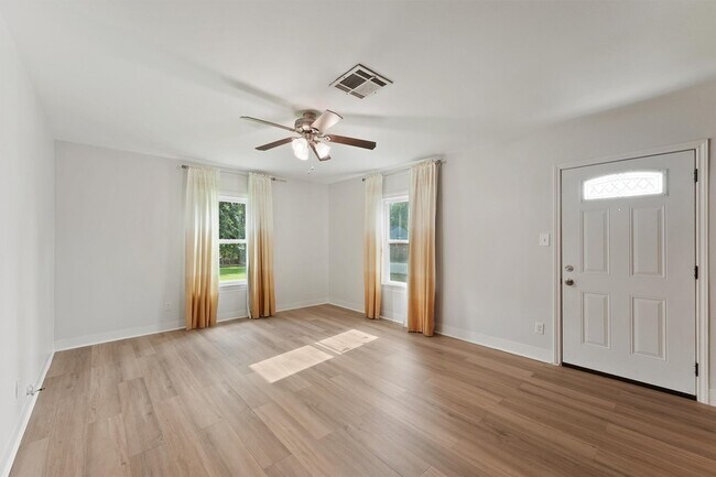 Foto del edificio - 210 Rouse St