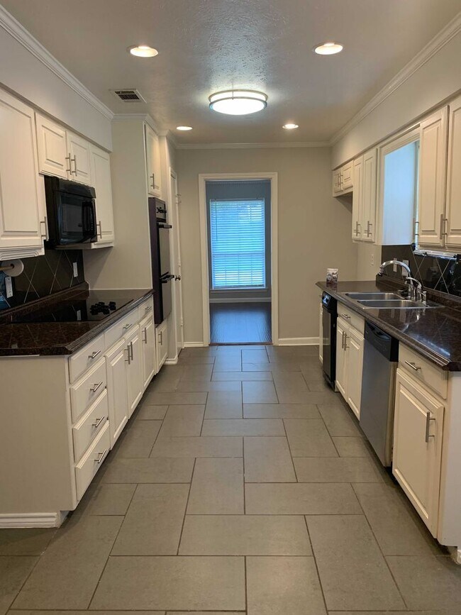 Foto del edificio - 2417 Stone Creek Dr