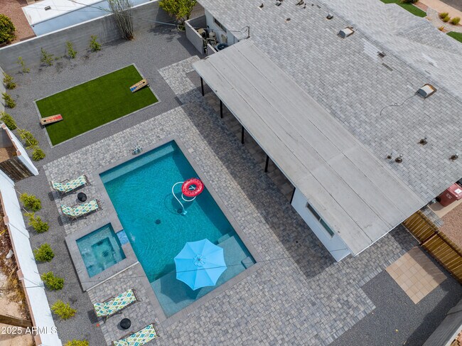 Foto del edificio - 2546 N 69th Pl