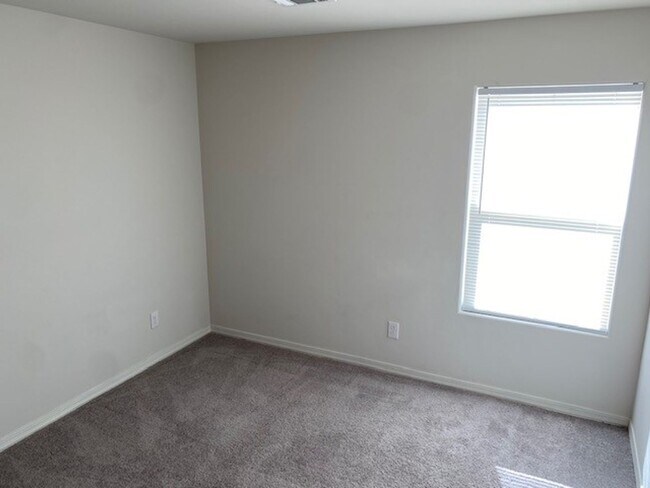 Foto del edificio - 4 bedroom with garage and fenced yard