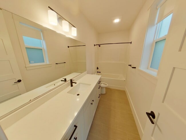 Building Photo - 658 E 16th Ave