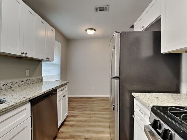 Building Photo - 1340 E Park Dr