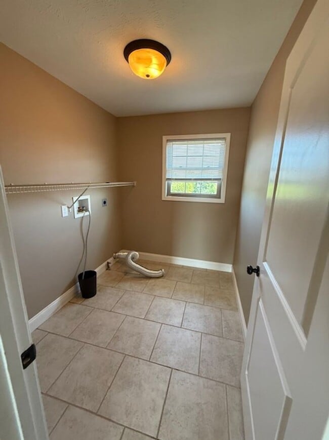 Building Photo - 616 Wintergreen Dr