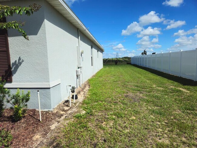 Building Photo - 2058 Ficus St