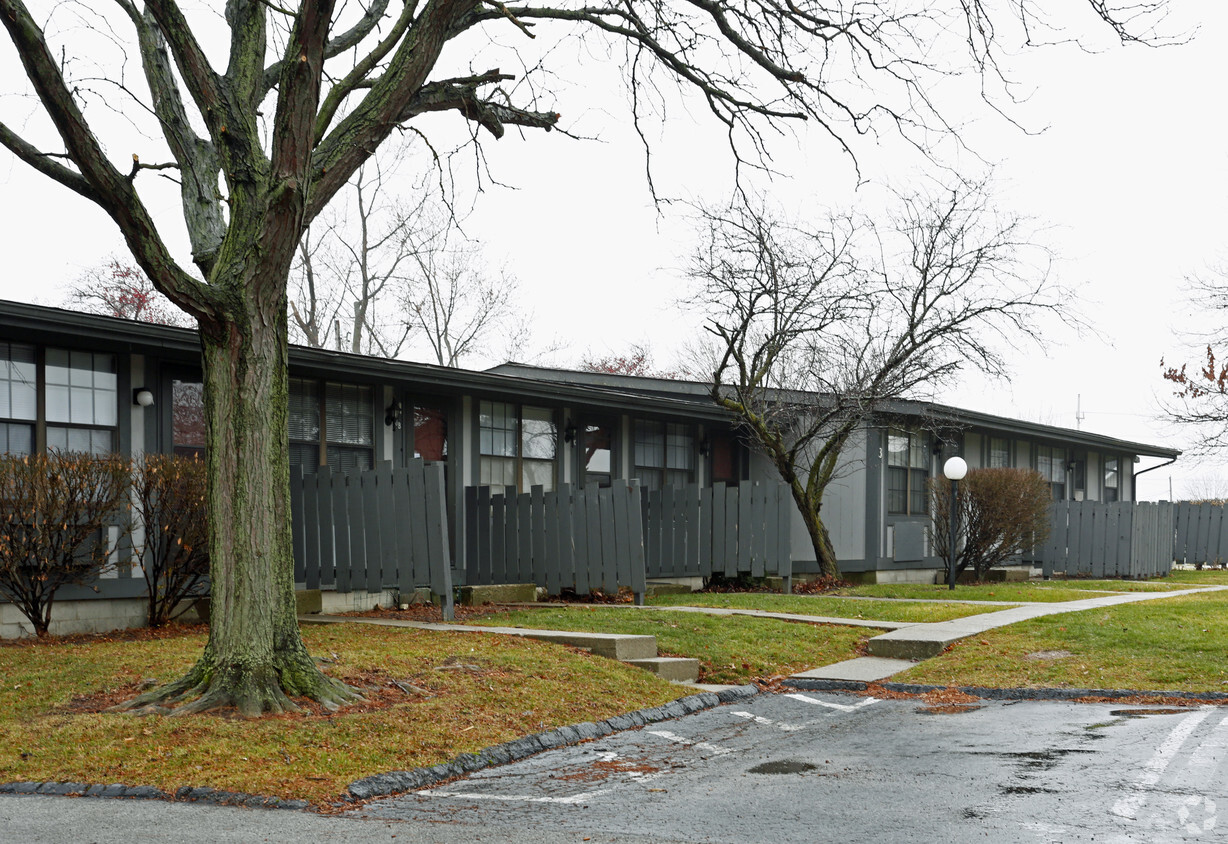 Poplar Court - Poplar Court Apartments