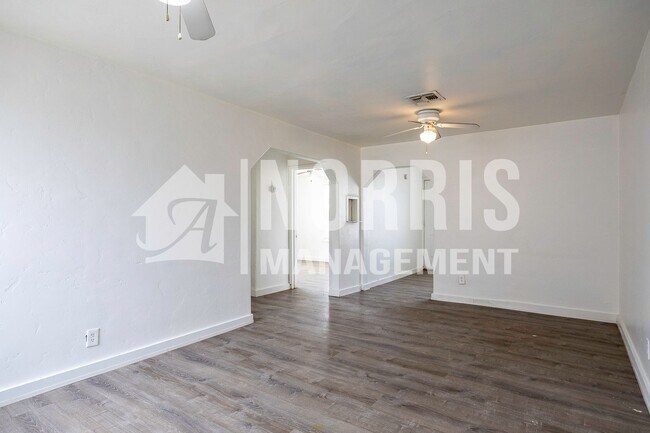 Foto del edificio - Multi-Unit Space Available NOW!