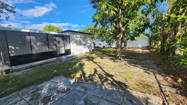 Building Photo - 610 NW 38th Ct