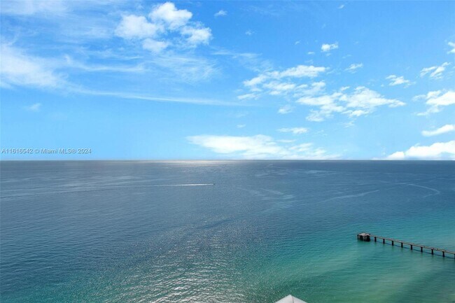 Foto del edificio - 17121 Collins Ave
