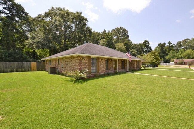 Foto del edificio - Newly renovated home in Beau Village Subdivision in Denham Springs near I-12