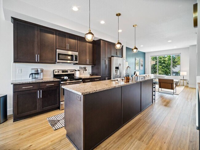 Foto del edificio - Beautiful Townhouse In Spokanes Kendall ya...